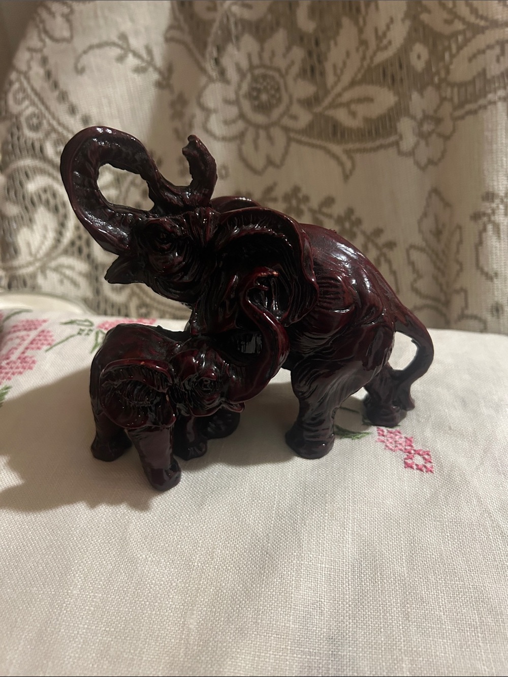 Statue mom and baby elephant
